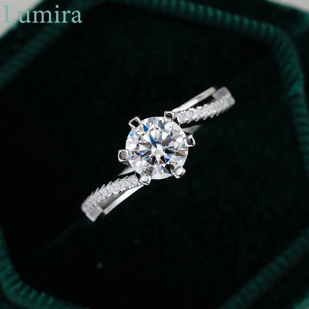 Lumira Sparkling Twisted Arm M - đánh giá và giá Moissanite Engagement Ring 1 Carat