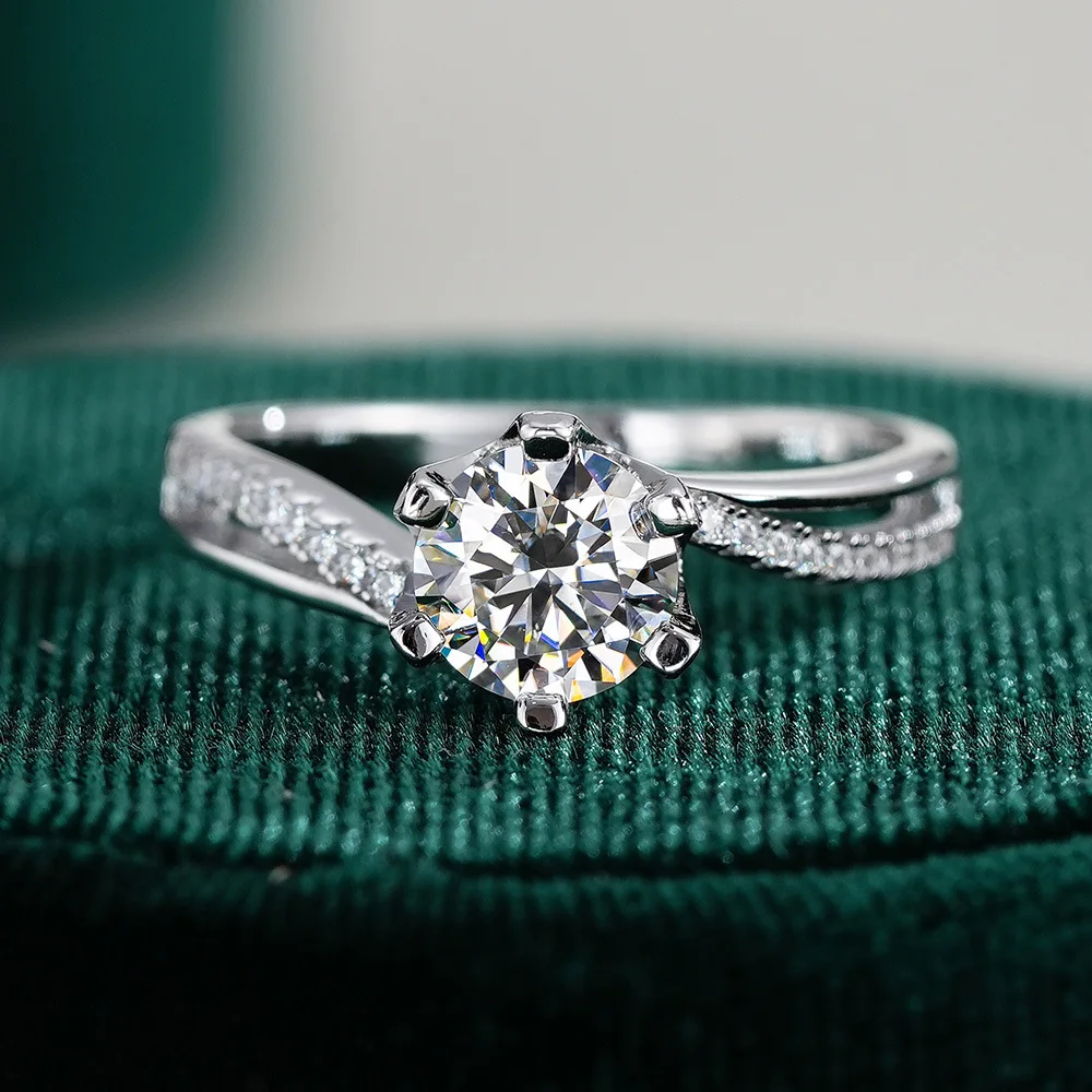 Lumira Sparkling Twisted Arm M - đánh giá và giá Moissanite Engagement Ring 1 Carat