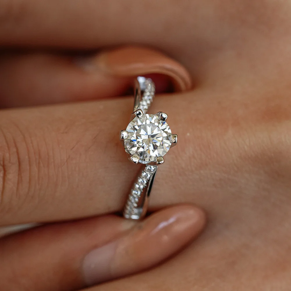 Lumira Sparkling Twisted Arm M - đánh giá và giá Moissanite Engagement Ring 1 Carat