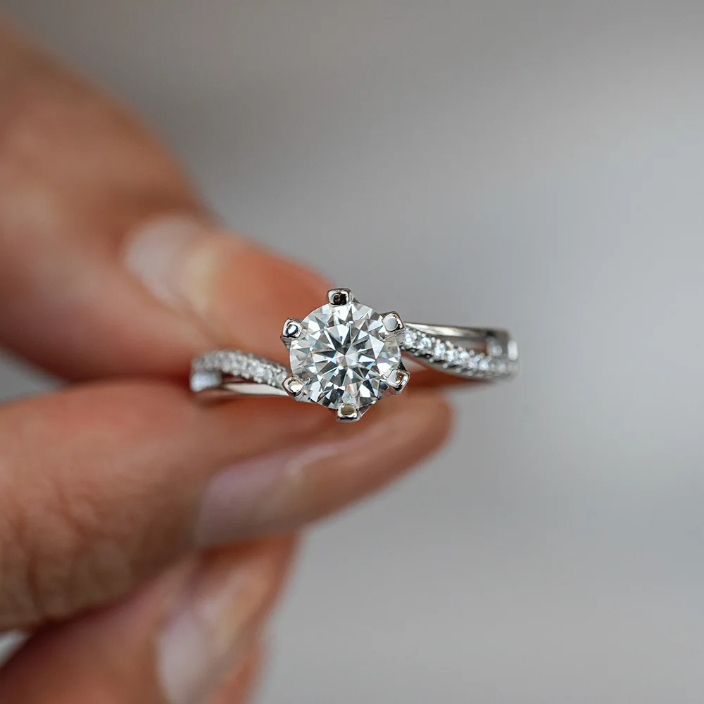 Lumira Sparkling Twisted Arm M - đánh giá và giá Moissanite Engagement Ring 1 Carat
